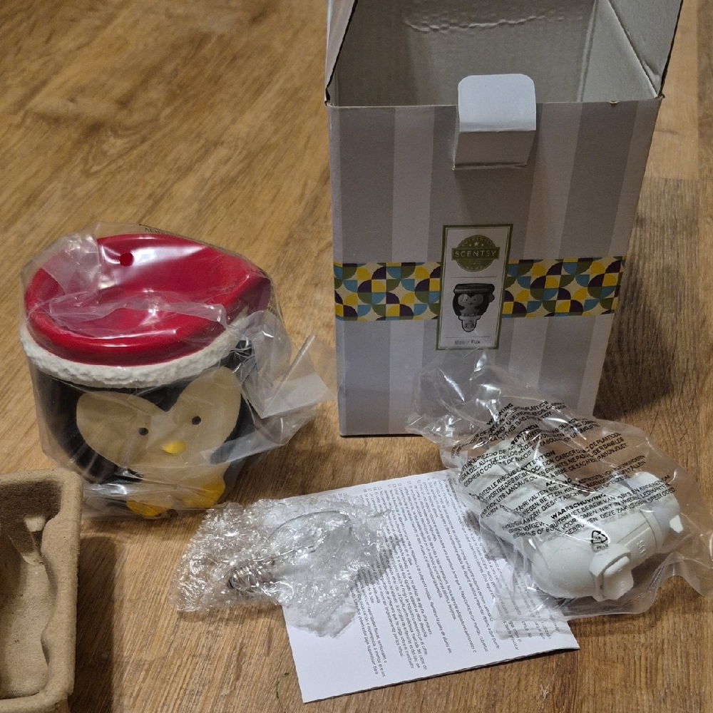 NEW Scentsy Winter Christmas Baby Tux Penguin Warmer  Wall Plug In